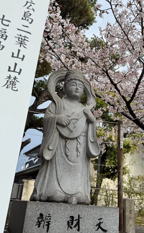 きのうまでのお墓参り7日間チャレンジが無事に終わり、今日は久々に神社にお参り😊

桜が咲いていると、いつも以上に趣が増し
