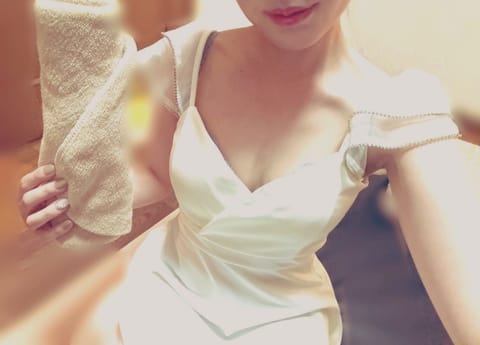 🦢次回4/10(金)🕊️
⏰12時〜19時
🏠古河🤍

一昨日、帰りにみた近くの夜桜🌸
とってもきれいでした🤭