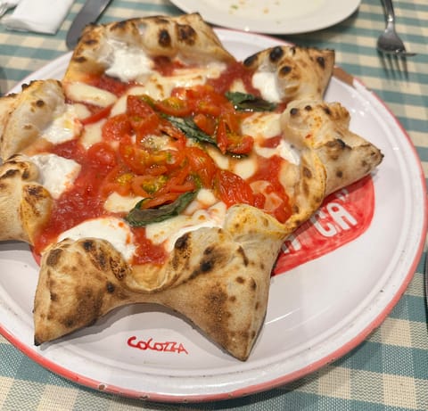 先日食べたピザ🍕
生地がもちもちしていてモッツァレラチーズも美味しかった🥹♡
いままで食べたピザでダントツ美味しかった✨