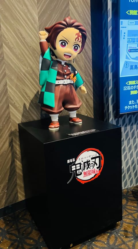 鬼滅ガチ勢の友人がチケット取ってくれたおかけで公開初日朝いちの上映観れました！
平日朝8時だと言うのにロビーにはすでに大