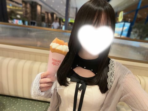 明日12:00~20:00でお部屋います🏠♡

この前桃のクレープ食べに行ってきたよ🍑
季節ごとにフルーツ変わるみたい🤩
