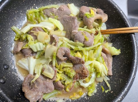 こんにちは〜！
この間は豚肉の生姜焼きとキャベツを別々に盛り付けるのってめんどいな〜と思ったので一緒に炒めちゃいました🐷