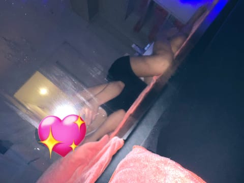 出勤してます🎀
今日は寒いから、ななと一緒にぬくぬくしよ？💭💖