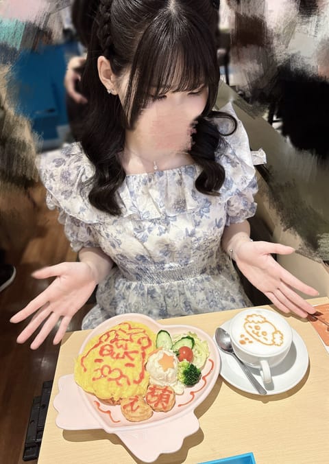 出勤しました！

先日秋葉原のメイドカフェに行ってきたんだけど可愛い子に囲まれて幸せ空間でした🎀🌟