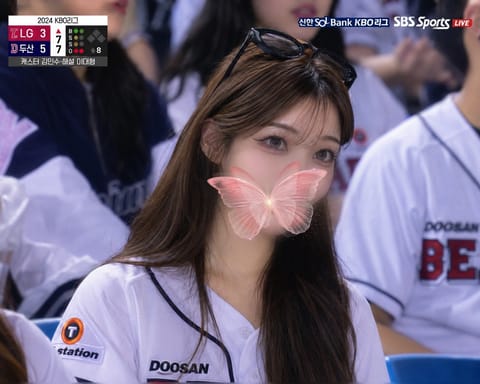 こんばんは🍑🍑
久しぶりの超夜出勤です🍑🍑
ちょっと前に流行った、AIが野球観戦してる美女みたいな生成AI画像作ってみた