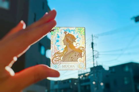 話題の、ミュシャのガチャガチャ発見☺️🤍

光が美しい…✨