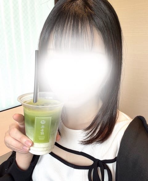 おはようございます☀️
本日も17時~出勤です❕

少し前に行った旅行での写真🤭💗
抹茶がとっても好きなんです♡

GW