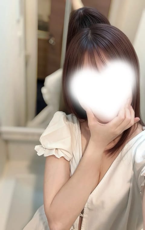 こんばんは🤍
よく、もちもちスベスベで気持ちいいと言われます(,,> <,,) 

𓍯 LINE▷▶︎ https://