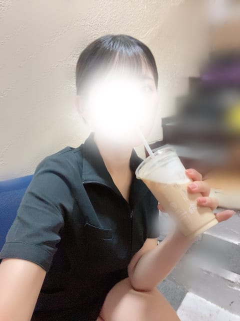 おつかれさまです(*ﾟ∀ﾟ*)
今日のお供はマックにしたよ💕うまい！！！
本日も朝の5:00まで出勤してます✨