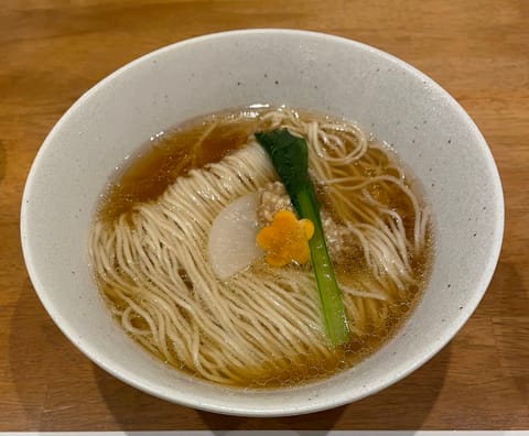 先日珍しく醤油ラーメンを食べに行きました☺️お上品な味でした🍜
さあこれはどこのラーメンでしょーか！
わかったらすごい〜