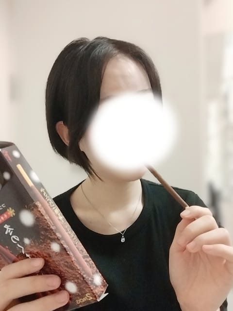 ポッキーの日∗*ﾟ
ポッキーゲームしよって言う前にひとりでぱくぱく食べてしまいました🍫