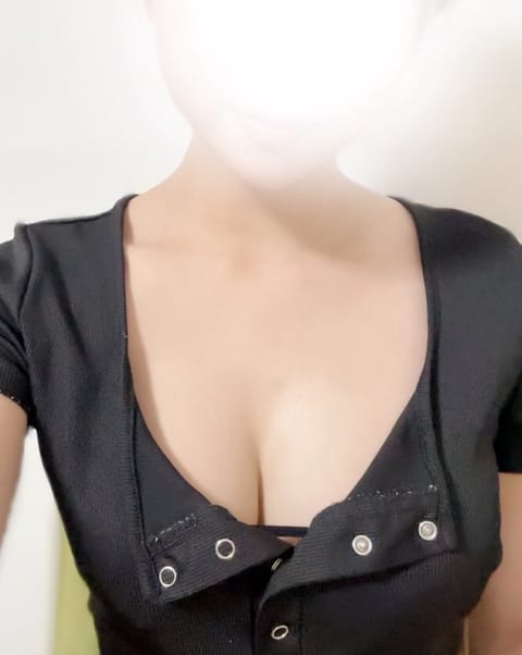 本日11:30〜出勤です🔆
いつでもご案内🉑

なんか昨日の夜から少し涼しくなったねー
秋大好きだから嬉しい🍁🍂
季節の