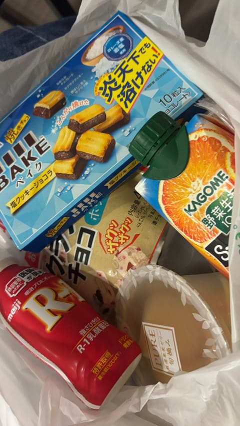 本日も🈵でした感謝🥲💞

お土産いつもありがとう！
仕事おわりのチョコがしみました👼🏻🌈

次回予告
7/1（水）19時