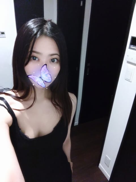 出勤です！
今日は夜遅くまでいますよ〜🌙
街中にチョコが溢れててしあわせ、、🍫🐷