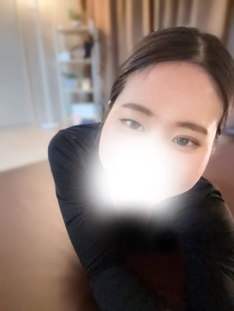 本日もありがとうございました🌙
あたたかい言葉をいただき、
静かに嬉しい夜になりました☺️

明日は華金。
1週間分の疲