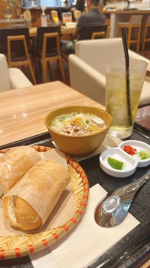 ベトナム料理大好きで、先日もお仕事前にペロリしてきました🍚

フォー×バインミーとか最強の組み合わせすぎる…😭✨
レバー