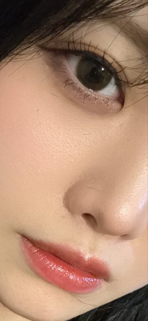 めっちゃまつ毛ついてるやん言ってよ