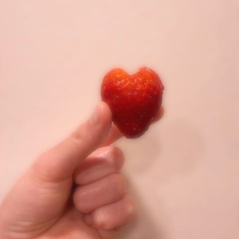 買ってきた苺がハートで可愛かったからみんなにもお裾分け( ꈍ◡ꈍ)