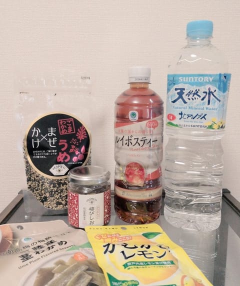 いつもありがとうございます🥹✨ 
差し入れが完全に「カナメ生存セット」で笑いました😂🍚 梅づくし＋お水とルイボスティー、