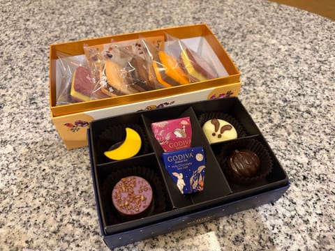 本指様に頂いたケーキとチョコ🧁🤍
たくさんいつもありがとう(*˘︶˘*).｡.:*♡
美味しすぎたよぉ〜〜🤤♡