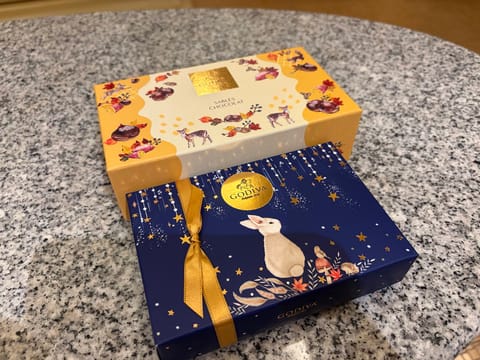本指様に頂いたケーキとチョコ🧁🤍
たくさんいつもありがとう(*˘︶˘*).｡.:*♡
美味しすぎたよぉ〜〜🤤♡