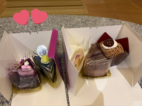本指様に頂いたケーキとチョコ🧁🤍
たくさんいつもありがとう(*˘︶˘*).｡.:*♡
美味しすぎたよぉ〜〜🤤♡