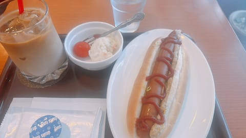 今日も泊まり勤務でしたので新大阪モーニング☕️🌭キメてきました✨

パンからソーセージ🌭はみ出るほど長いの最高っ😆✨