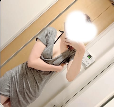 生憎の雨ですが、そんな日こそマッサージで癒されませんか☺️？
本日20時〜ラストまでお待ちしております✨️