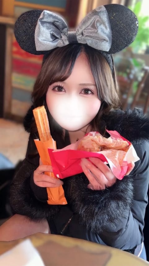 お久しぶりです🥳

先日仲良しのお友達と夢の国へ🏰🐭✨️

チキンにチュロスにポップコーン...🤤
いっぱい食べたけど、