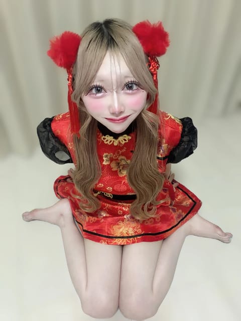 この間のハロウィン撮影で王道赤のチャイナ服(2枚目)も着たんだけど､｢ピンクだったらどんな感じだろう🙄💭｣と思って｢ピン