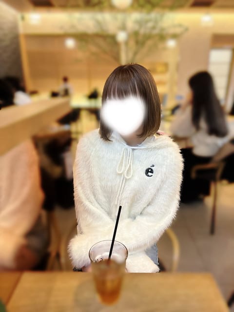 初めまして🐻
シャルルに新しくはいっためいです🎀

いっぱいいっぱい癒しがお届けできるようにがんばるのでお誘いしてくれた