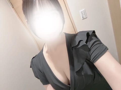 出勤です⚐˒˒
ずっと雨だったのに今日は暑くてびっくり⚆⚆ ˊ˗
久しぶりにお部屋行くまでに汗かいた；；
今日ものんびり