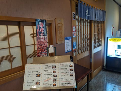あまりお腹は空いてないが、三重の友達オススメのお店で昼食🍴
思いがけず松阪牛も食べられて幸せ😋
#海老フライ　#松阪牛　