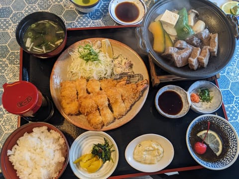 あまりお腹は空いてないが、三重の友達オススメのお店で昼食🍴
思いがけず松阪牛も食べられて幸せ😋
#海老フライ　#松阪牛　