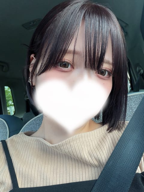 昨日
髪を染め暗くなりましたっ
ラベンダーグレージュで濃く入れてもらったので
当分暗いです！笑

5ヶ月ぶりにミニボブへ
