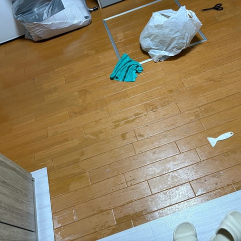 今日も雨の中ありがとうございました！

ルームの床を剥がし始めたんだけど
まぁなんて大変なの😱

終わる気がしないよ😥
