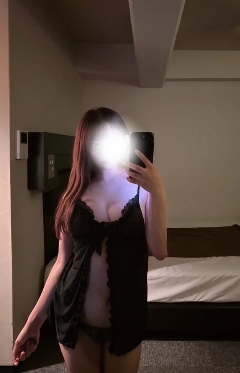 明日11時〜16時迄出勤だよ＾＾

暑いからクーラーつけて待ってるね🥺🩵

事前ご予約お待ちしてます👼🙏