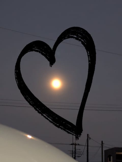みなさん　今日も１日おつかれさまでした🫡💞
退勤後、ふと空を見たら、、、
綺麗な、満月〜🟡✨️

満月の日って、感情の不