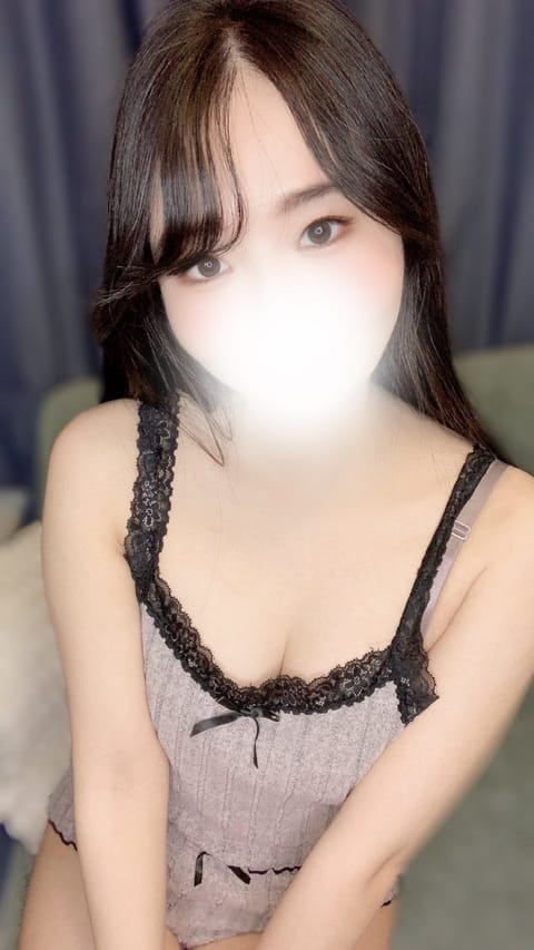 早瀬まどかです♡
出勤いたしました✨
この後21:30〜ご案内可能になります！
お部屋暖かくして待ってるね😘
