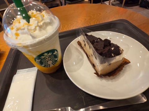 今日はお休みってことで、ずっと気になってたお芋のフラペチーノとチーズケーキ食べに行ってきた😽🧀