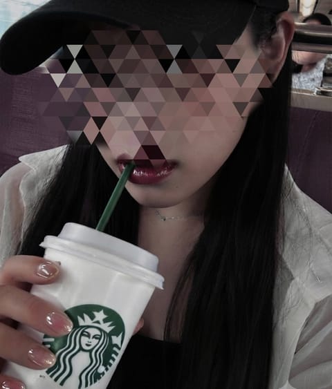 いつもとちょっと雰囲気変えてみた🫣💕

たまにはこういう感じもどうかな？♡
いつもと違うあたしも見てもらえたら嬉しいな☺