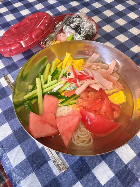 お昼ごはんの冷麺と、お店に持って行くお弁当完成✌️✨

冷麺食べたら必ず鳥肌立つ（笑）で、今は高麗人参茶飲みながら、
ポ