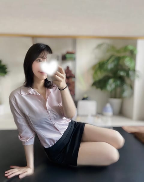 こんばんは〜🌙
今日は急遽出勤になりました‼️

朝5:00までいますよん💭