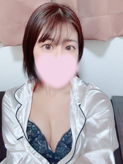 こんばんは♡
りこルーム着きました🌙
最短22:50〜ご案内可能なので
お待ちしてます♪
この前も施術褒められたので
癒