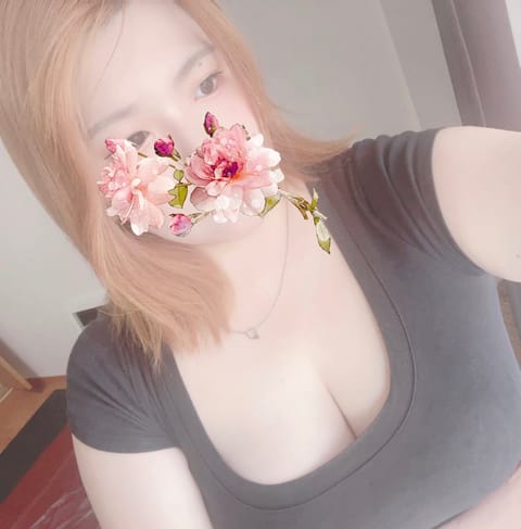 こんばんは！
本日、3時まで出勤してます☘ -
連休最終日一緒に過ごしてくれる方募集中です🙆‍♀️

本指様にも言われた