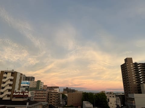 出勤しました🍀

おかしいなぁ〜数日前に見た時は今日☔️じゃなかったはずなのに一日中☔️予報になってる〜💦昨日は夕方こん
