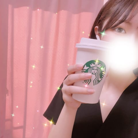お疲れ様です！！🌸
久しぶりの出勤かつ🈵枠はめっちゃ楽しかったけど、少しへとへとです😂
お腹すいた‼️

途中のスタバの