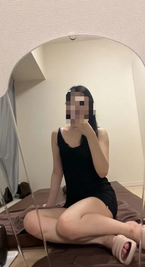 今日はいつもと違って前髪ピンで止めてるんだ〜！！
5時までいます♡