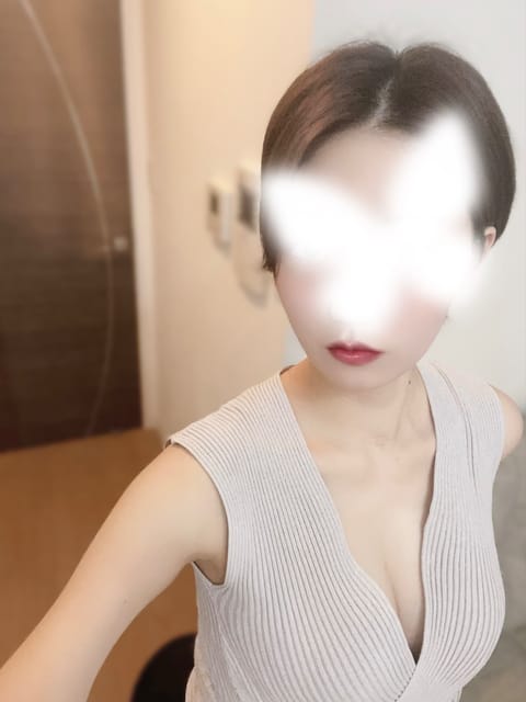 【本日の出勤時間⏰】
2/9（月）15:00-24:00
18時以降🈳あります。

寒過ぎる…寒波❄️
この距離、反則か