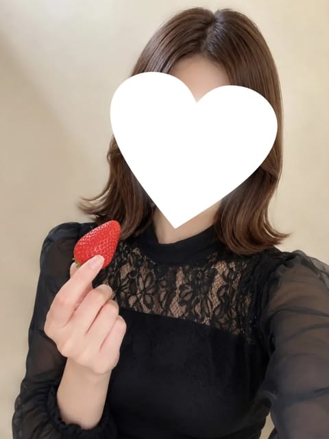 今日も暑いですね☀️🫠

季節は違うけど
スーパーで苺がお得でした🍓*°
フルーツ食べると
幸せな気持ちになり